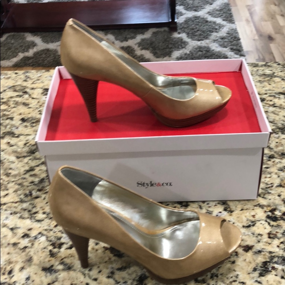 Shoes - Picture 4 of 5